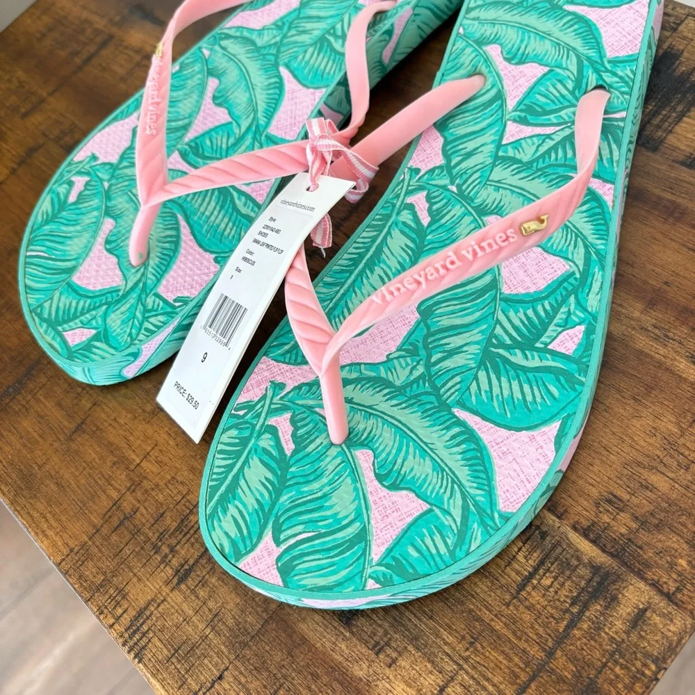NEW Vineyard Vines Tropical Pink and Green Hibiscu Leaf Printed Flip Flop Size 9